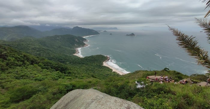 Falsa Pedra do Telégrafo ou Pedra do Abismo de onde as pessoas se penduram