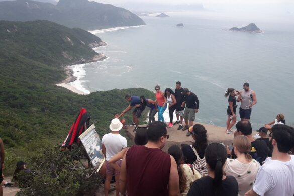 Falsa Pedra do Telegrafo lotada Falsa Pedra do Telegrafo lotada