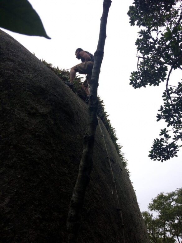 Subindo a verdadeira Pedra do Telégrafo