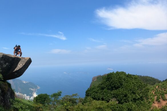 Posando para foto na Pedra da Gávea Posando para foto na Pedra da Gávea