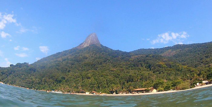 Pico do Pão de Açúcar visto de longe - Paraty