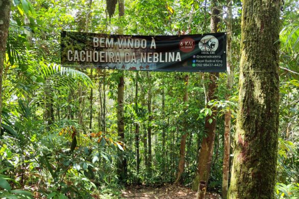 Placa com o nome da Cachoeira da Neblina, em Presidente Figueiredo Placa com o nome da Cachoeira da Neblina, em Presidente Figueiredo