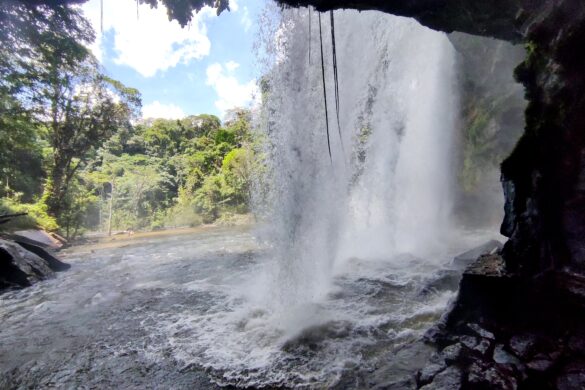 Atrás da queda da Entrada da trilha da Cachoeira da Neblina, em Presidente Figueiredo Atrás da queda da Entrada da trilha da Cachoeira da Neblina, em Presidente Figueiredo
