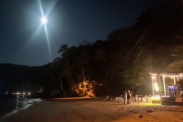 Praia da Júlia a noite, na Ilha Grande Praia da Júlia a noite, na Ilha Grande