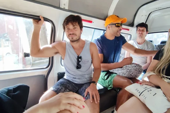 subindo de van para fazer a trilha do morro dois irmãos