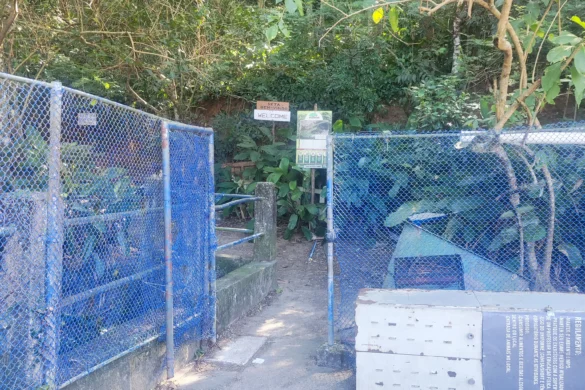 entrada da trilha para o morro dois irmãos