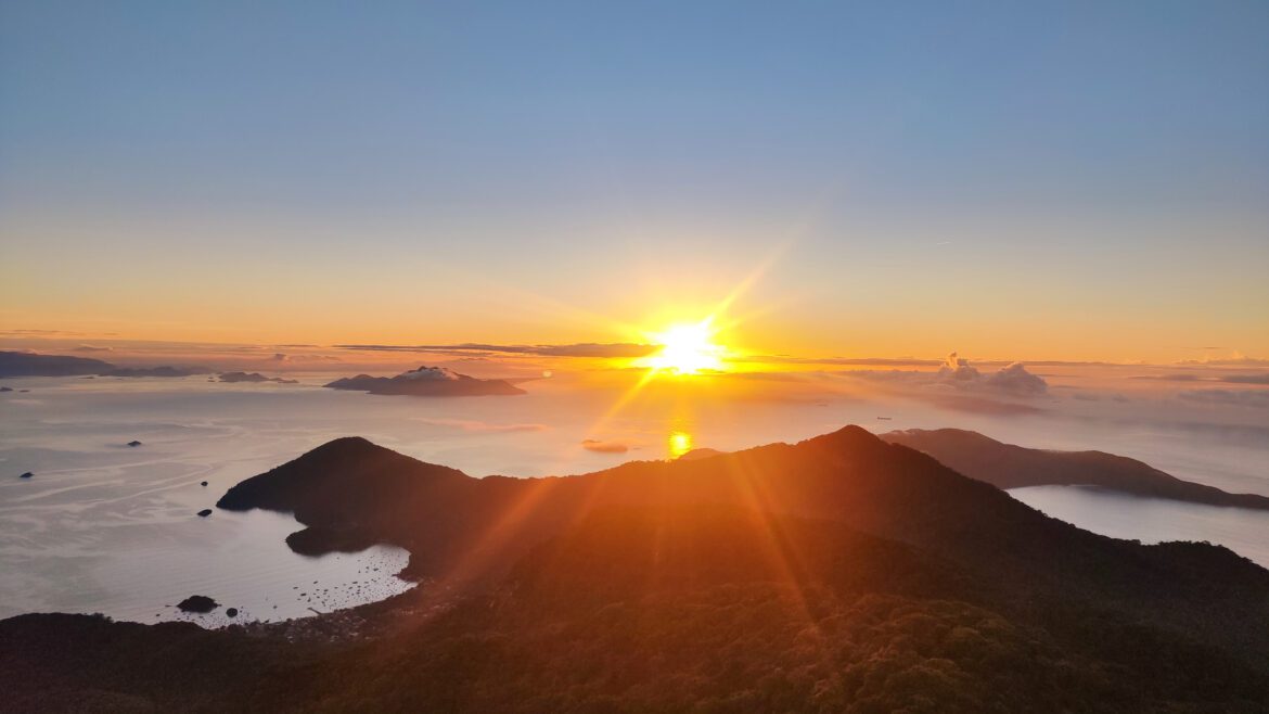 Nascer do Sol no Pico do Papagaio, Ilha Grande