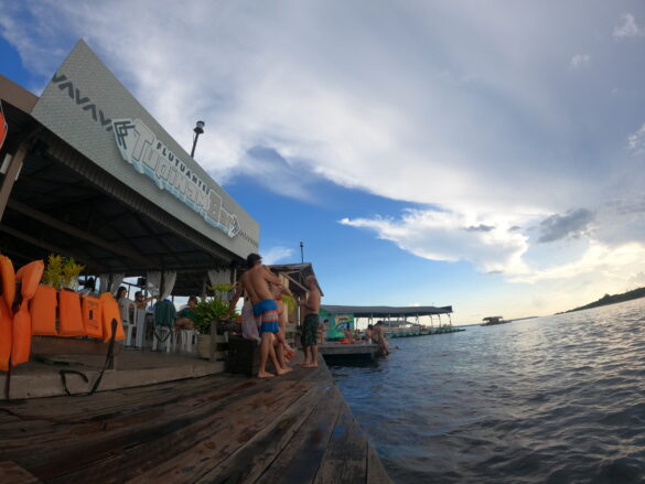 Flutuante TupinamBar, em Manaus