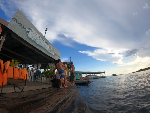 Flutuante TupinamBar, em Manaus