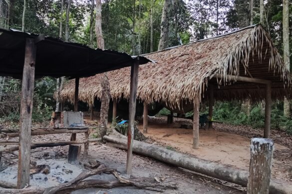 Abrigo onde pernoitamos na selva em redes, na selva amazonica