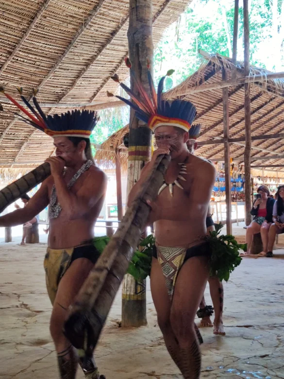 Apresentação dos indígenas na Amazônia