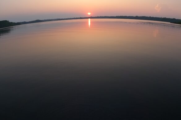 Nascer do Sol no Rio Juma, na selva amazonica