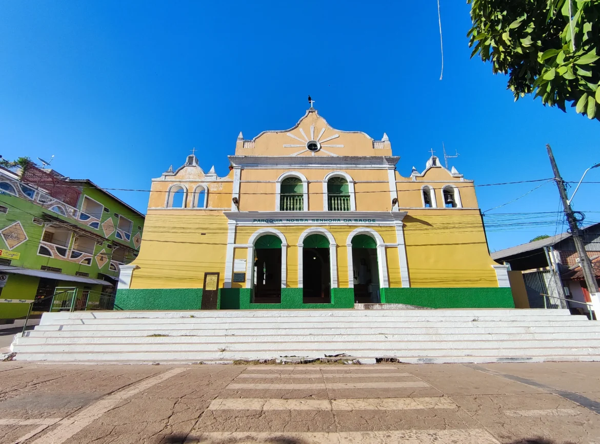Igreja na pracinha central de Alter do Chão