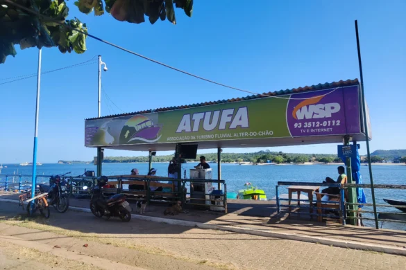 Associação de barqueiros no cais de Alter do Chão